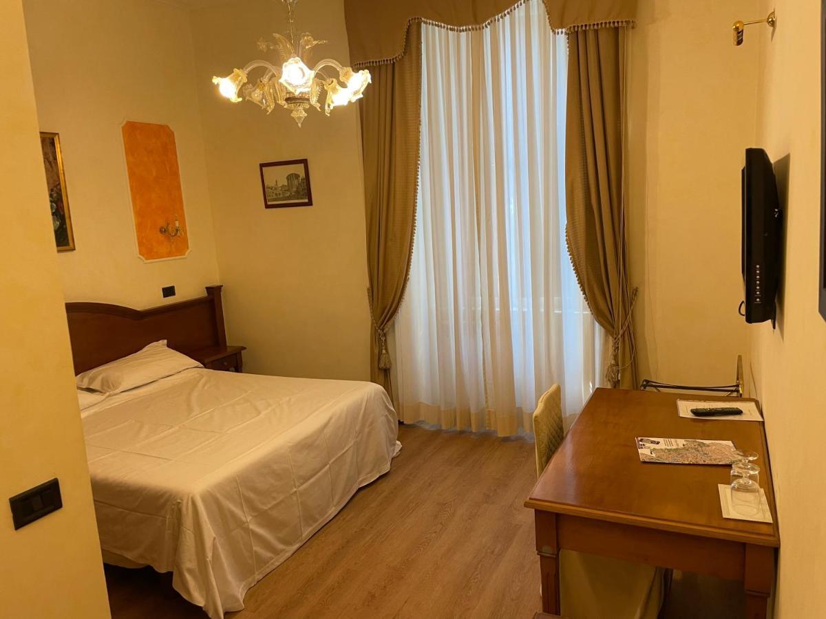 Le Petit Real Hotel Рим Екстериор снимка